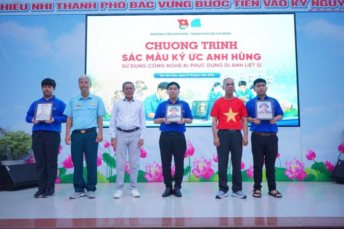 Chương trình trao tặng 3 di ảnh liệt sĩ được phục dựng bằng công nghệ AI