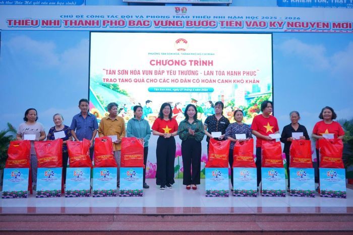 Tặng quà cho các hộ dân có hoàn cảnh khó khăn