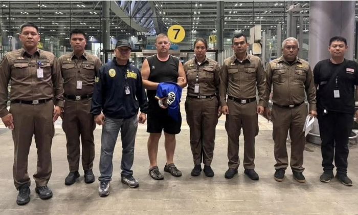 Nghi phạm Simon Peter Carman bị bắt ở sân bay - Ảnh: Reuters