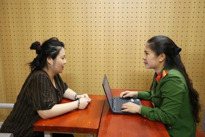Lấy lời khai Lin Huy Mei, đối tượng giữ vai trò quản lý và trả tiền lương cho nhân viên