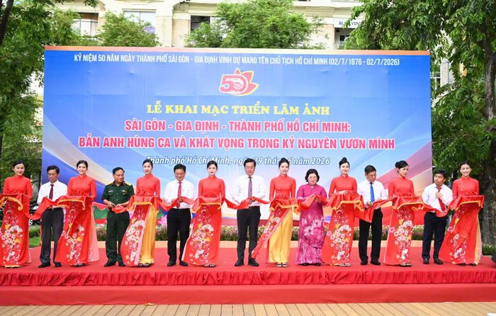 Các đồng chí lãnh đạo, đại biểu cắt băng khai mạc triển lãm