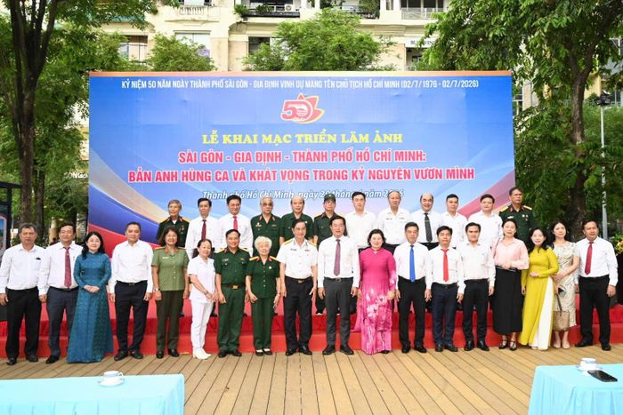 Các đồng chí lãnh đạo, đại biểu, khách mời chụp hình lưu niệm tại lễ khai mạc triển lãm