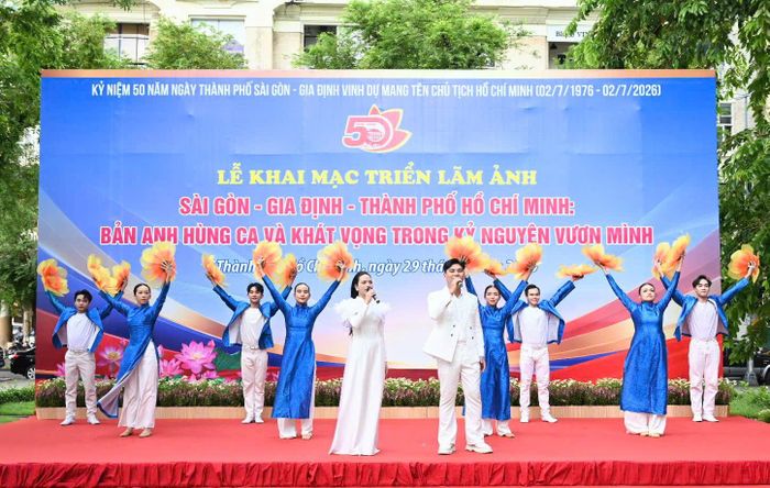 Tiết mục nghệ thuật tại lễ khai mạc triển lãm ảnh