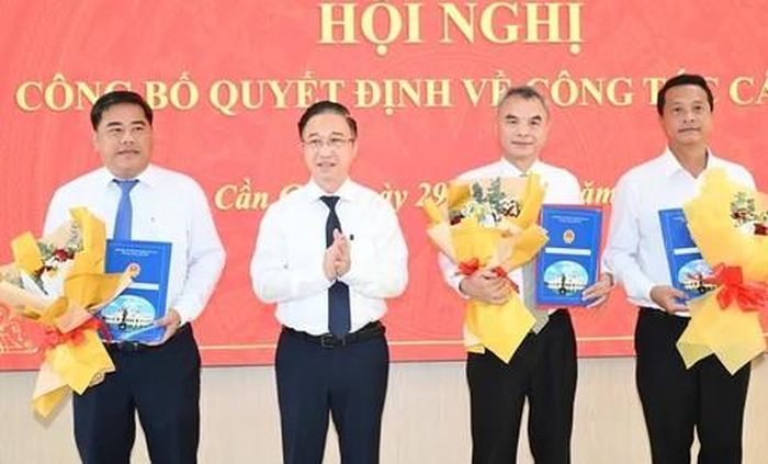 Lãnh đạo TPHCM trao Quyết định về công tác nhân sự tại Cần Giờ