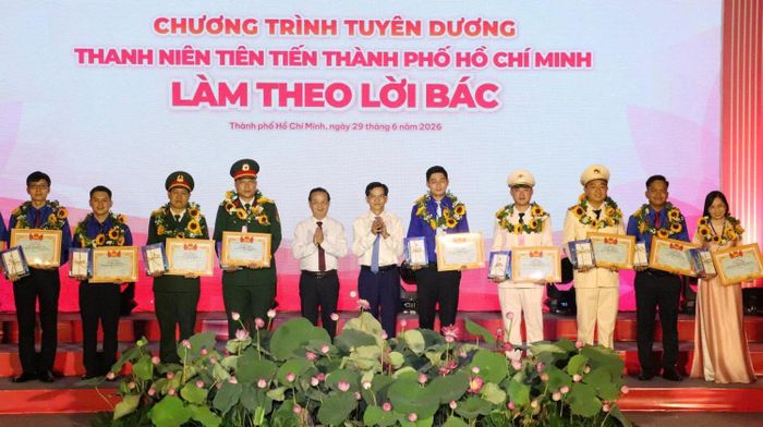 Chủ nhiệm Ủy ban Kiểm tra Thành ủy TP. Hồ Chí Minh Dương Trọng Hiếu và Phó Chủ tịch UBND TP. Hồ Chí Minh Bùi Minh Thạnh trao Bằng khen cho gương điển hình tiêu biểu