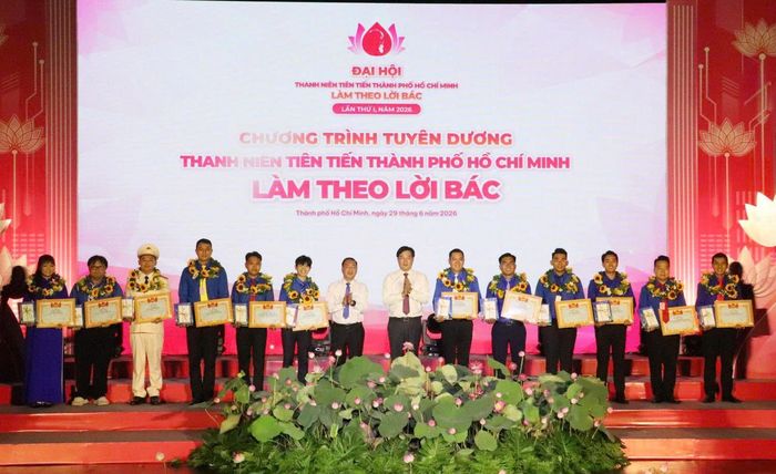Phó Bí thư Thường trực Thành ủy TP.Hồ Chí Minh Lê Quốc Phong và Trưởng Ban Tổ chức Thành ủy TP.Hồ Chí Minh Phạm Thành Kiên trao Bằng khen cho gương điển hình tiêu biểu