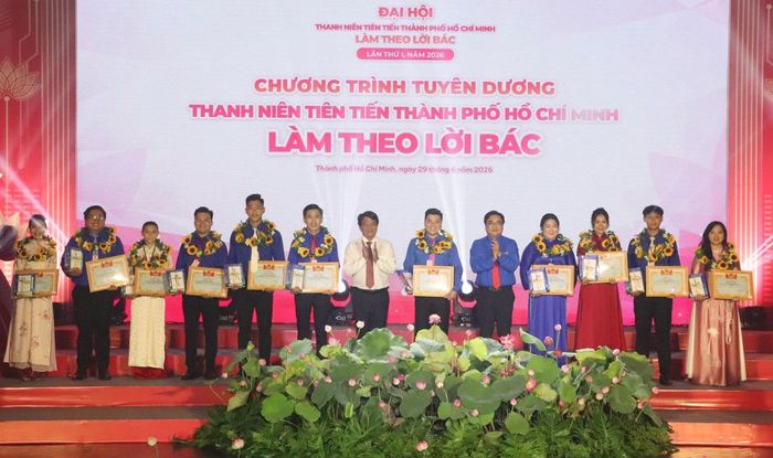 Phó Chủ tịch Ủy ban MTTQ Việt Nam TP. Hồ Chí Minh, Chủ tịch Liên đoàn Lao động TP. Hồ Chí Minh Bùi Thanh Nhân và Bí thư Thành Đoàn TP. Hồ Chí Minh Ngô Minh Hải trao Bằng khen cho gương điển hình tiêu biểu