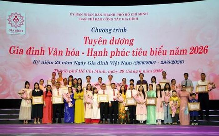 Lãnh đạo thành phố trao bằng khen cho các gia đình