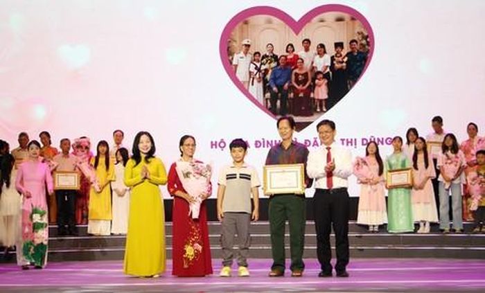 Phó Chủ tịch UBND TPHCM Nguyễn Mạnh Cường trao bằng khen cho các gia đình