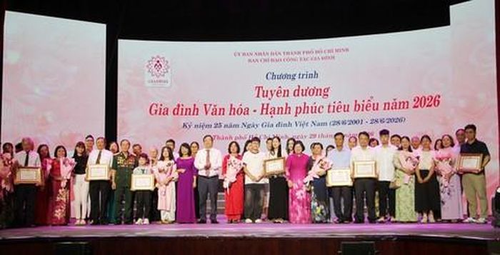 Lãnh đạo thành phố trao bằng khen cho các gia đình tiêu biểu