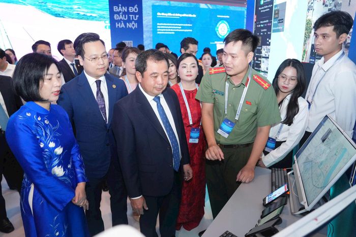 Các đồng chí lãnh đạo thành phố Hà Nội tham quan gian trưng bày tại hội nghị.