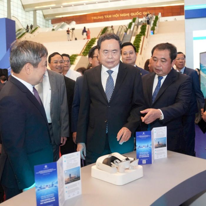 Chủ tịch Quốc hội Trần Thanh Mẫn và các đại biểu tham quan khu trưng bày tại hội nghị.