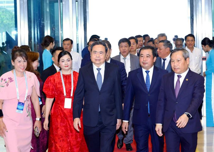 Ủy viên Bộ Chính trị, Chủ tịch Quốc hội Trần Thanh Mẫn cùng các đại biểu tham quan gian trưng bày tại hội nghị.