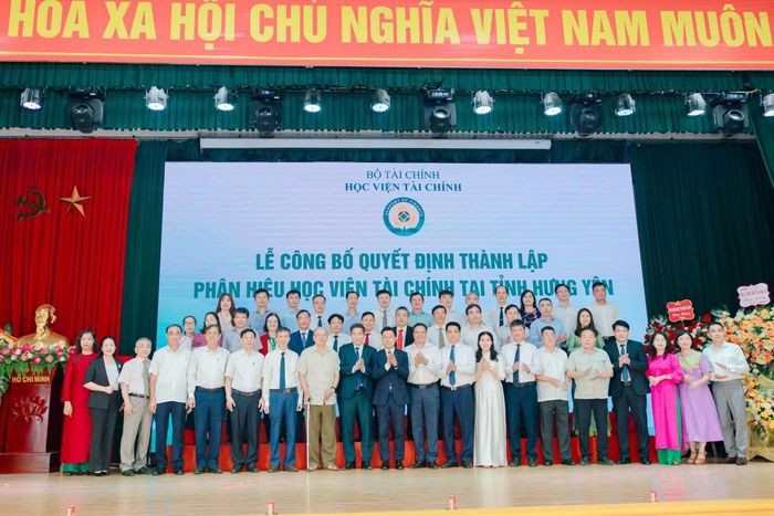 Các đại biểu tham dự buổi lễ.