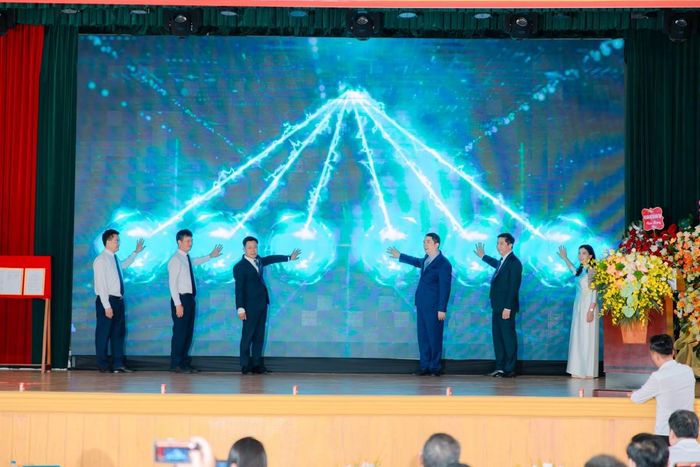 Các đại biểu thực hiện nghi thức khởi động phân hiệu.