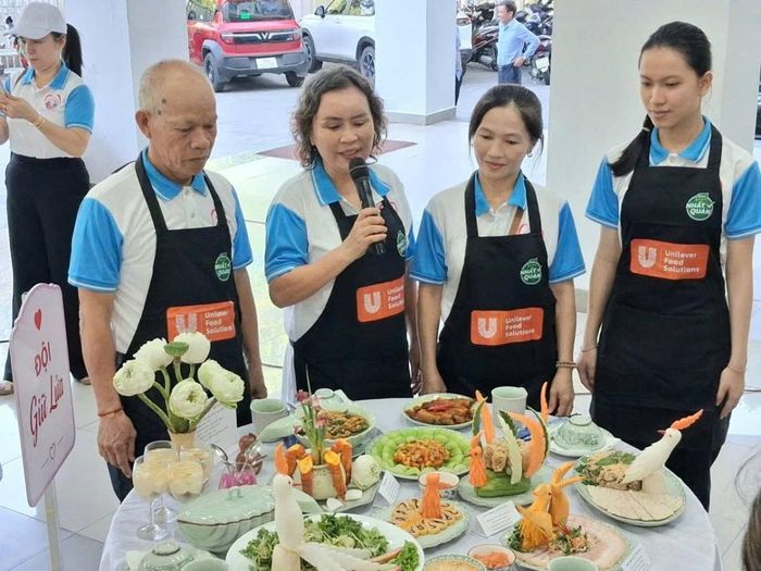 Hội thi thu hút sự tham gia của 10 đội thi đến từ nhiều địa phương, cùng những mâm cơm gia đình
