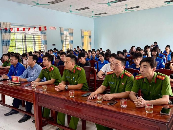 việc đổi mới hình thức tuyên truyền bằng mô hình phiên tòa giả định được đánh giá là giải pháp thiết thực, hiệu quả...
