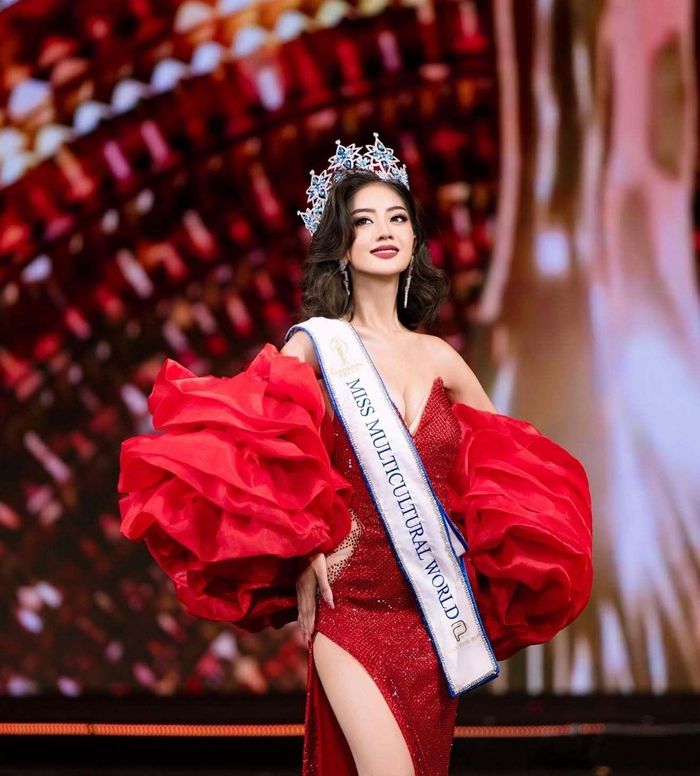 Tân Hoa hậu sở hữu nhan sắc xinh đẹp, phong thái tự tin và khả năng giao tiếp bằng tiếng Anh lưu loát.