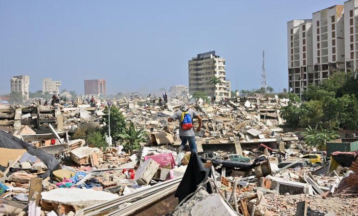 Khung cảnh hoang tàn sau trận động đất ở La Guaira, Venezuela, ngày 26/6. (Ảnh: Reuters)