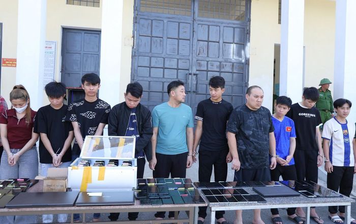 Các đối tượng cùng tang vật vụ án. (Ảnh: Công an Hà Tĩnh)