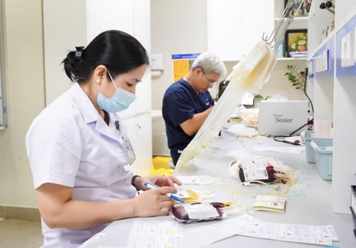 Nhân viên y tế điều chế chế phẩm máu để truyền cho bệnh nhi.