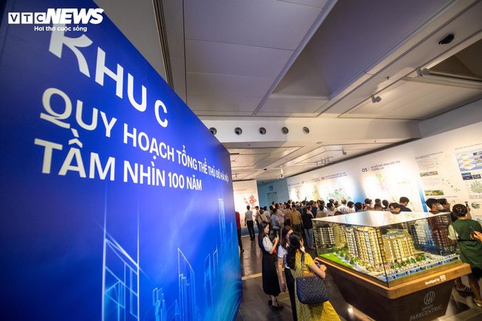 Theo quy hoạch, dân số Hà Nội đến năm 2035 dự kiến đạt khoảng 14-15 triệu người; đến năm 2045 khoảng 15-16 triệu người và đến năm 2065 khoảng 17-19 triệu người. Giai đoạn đến năm 2085 và xa hơn, thành phố cơ bản giữ ổn định quy mô dân số, khống chế mức tối đa không quá 20 triệu người nhằm đảm bảo mật độ phù hợp.