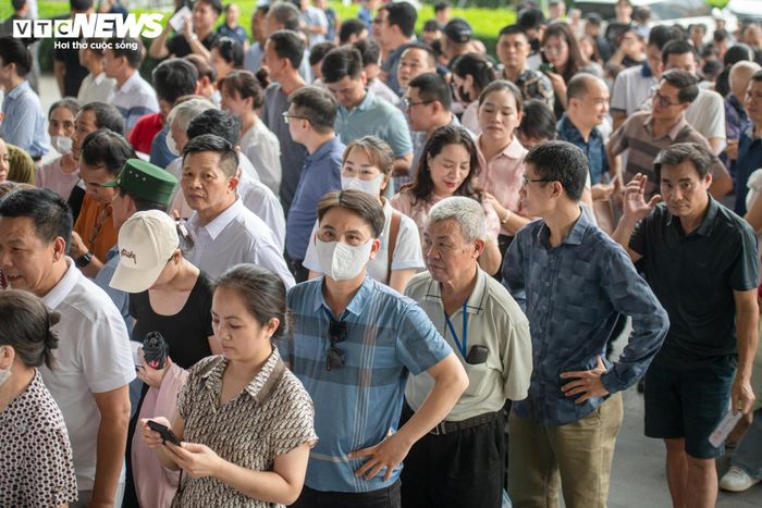 Trước đó, sáng cùng ngày, UBND TP Hà Nội tổ chức Hội nghị công bố Quy hoạch tổng thể Thủ đô tầm nhìn 100 năm và xúc tiến đầu tư năm 2026 tại Trung tâm Hội nghị quốc gia với sự tham dự của khoảng 1.200 đại biểu. (Trong ảnh, hàng nghìn người dân đổ về Bảo tàng Hà Nội tham quan triển lãm Quy hoạch tổng thể Thủ đô tầm nhìn 100 năm, chiều 29/6)