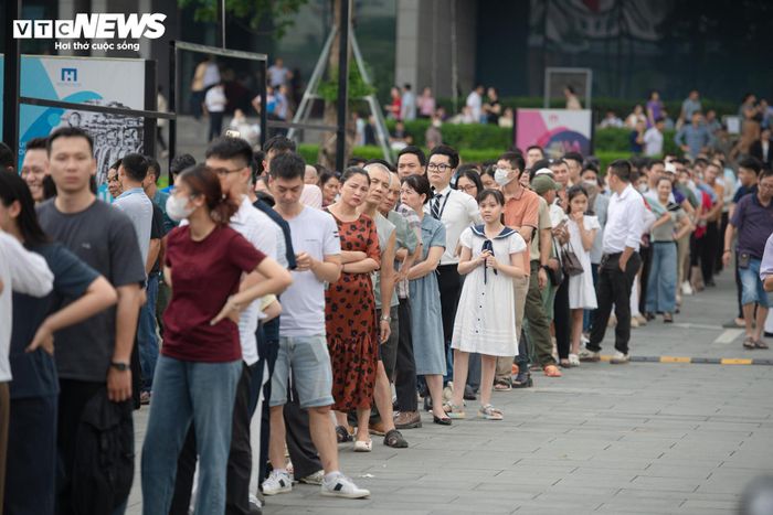 Ngay từ đầu giờ chiều, hàng nghìn người đã có mặt tại đây, chờ đến giờ vào tham quan không gian trưng bày quy hoạch vừa được công bố.