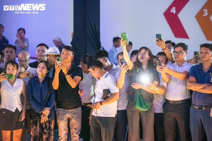 Không ít người dành thời gian quan sát kỹ sa bàn, chụp ảnh những khu vực mình quan tâm hoặc trao đổi với người thân về các định hướng quy hoạch được giới thiệu.