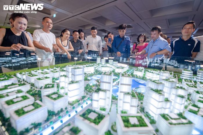 Ở tầng 4, triển lãm giới thiệu sa bàn ứng dụng công nghệ trình chiếu mapping 3D, tái hiện trực quan định hướng phát triển không gian đô thị trong tương lai. Theo quy hoạch, Hà Nội hướng tới trở thành thành phố toàn cầu "Văn hiến - Thông minh - Sáng tạo - Sinh thái", thuộc nhóm các thủ đô có chất lượng sống và hạnh phúc cao nhất thế giới.