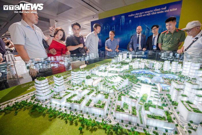 Trước đó, giữa tháng 5, UBND TP Hà Nội phê duyệt Quy hoạch tổng thể Thủ đô với tầm nhìn 100 năm. Phạm vi quy hoạch gồm toàn bộ địa giới hành chính Thủ đô Hà Nội, với 126 đơn vị hành chính cấp xã (51 phường, 75 xã). Quy mô lập quy hoạch khoảng 3.359,84 km² (335.984 ha).
