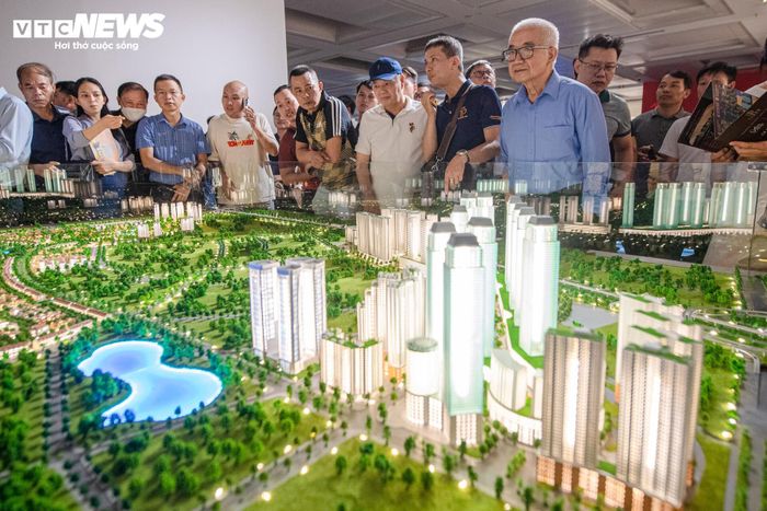 Giai đoạn 2026-2035, thành phố đặt mục tiêu tăng trưởng GRDP bình quân trên 11%/năm, quy mô GRDP đạt khoảng 200 tỷ USD vào năm 2035 và khoảng 640 tỷ USD vào năm 2045. Tầm nhìn 100 năm (sau 2065), Hà Nội hướng tới trở thành thành phố toàn cầu, đại đô thị "Văn hiến - Thông minh - Sáng tạo - Sinh thái", thuộc nhóm các thủ đô quốc tế có chất lượng sống và hạnh phúc cao nhất thế giới.