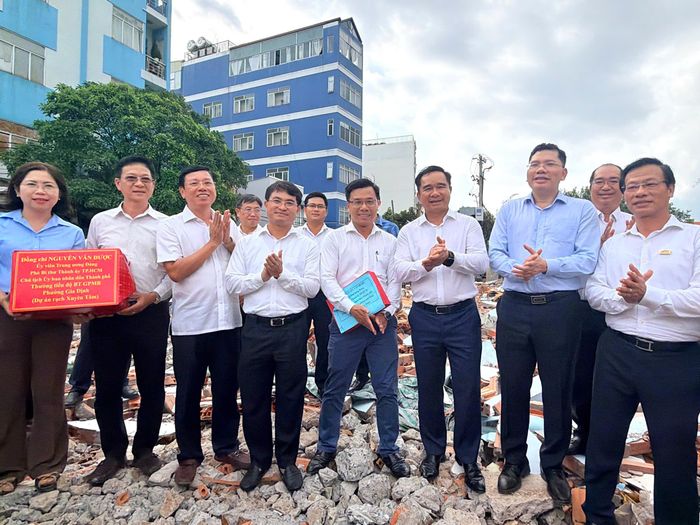 Chủ tịch UBND TP.HCM khen thưởng 4 phường đã thực hiện tốt tiến độ bàn giao mặt bằng tại dự án Rạch Xuyên Tâm. (Ảnh: Hoàng Hùng)