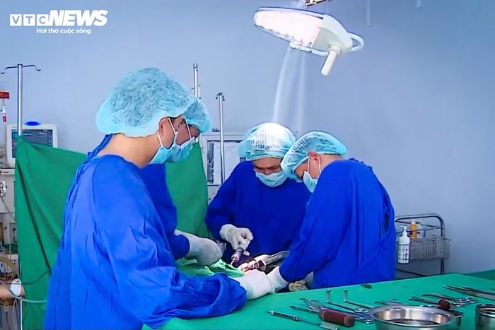 Bệnh viện được trang bị nhiều thiết bị hiện đại như máy xét nghiệm sinh hóa, máy chụp X-quang lưu động, phòng mổ cùng đầy đủ trang thiết bị cấp cứu, bảo đảm khả năng xử lý nhiều trường hợp khẩn cấp ngay tại hiện trường.