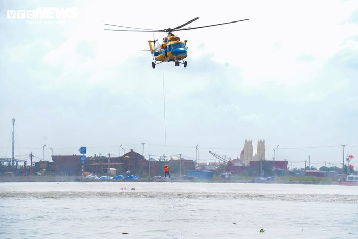 Màn giải cứu trên không là một trong những nội dung thu hút sự chú ý tại cuộc diễn tập, thể hiện khả năng phối hợp giữa lực lượng không quân và các đơn vị tìm kiếm cứu nạn trong điều kiện thời tiết cực đoan.