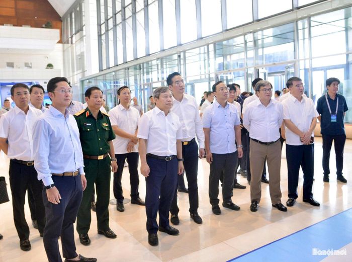 Chủ tịch UBND thành phố Hà Nội Vũ Đại Thắng cùng Đoàn công tác của thành phố kiểm tra công tác chuẩn bị tổ chức Hội nghị. Ảnh: Viết Thành