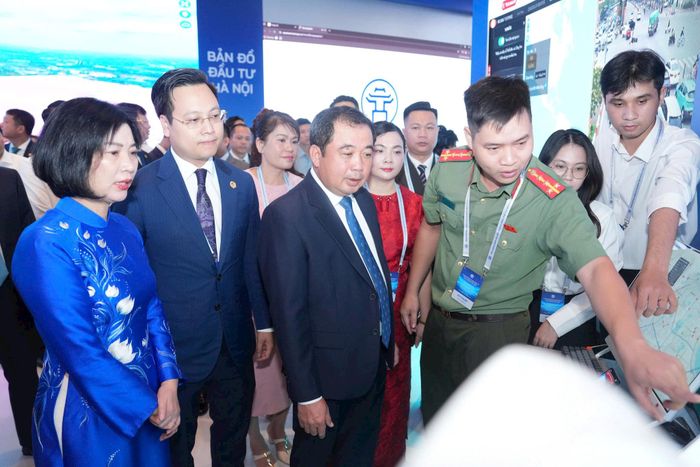 Ủy viên Bộ Chính trị, Bí thư Thành ủy, Trưởng đoàn đại biểu Quốc hội thành phố Hà Nội Trần Đức Thắng; Phó Bí thư Thành ủy, Chủ tịch HĐND thành phố Phùng Thị Hồng Hà và các đại biểu tham quan triển lãm sáng nay, 29-6. Ảnh: Thành - Thái - Hùng.