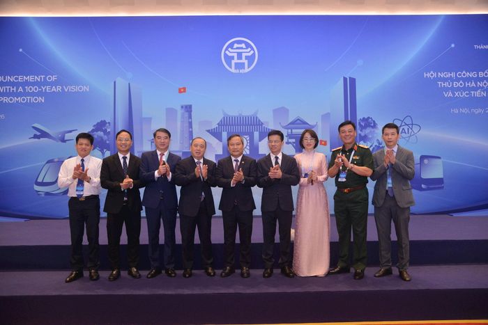 Ủy viên Trung ương Đảng, Phó Bí thư Thành ủy, Chủ tịch UBND thành phố Hà Nội Vũ Đại Thắng cùng các đại biểu tại khu triển lãm trưng bày quy hoạch Thủ đô bên lề Hội nghị. 