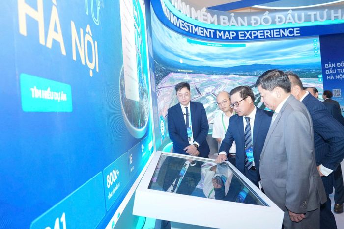 Khu vực giới thiệu Quy hoạch tổng thể Thủ đô Hà Nội tầm nhìn 100 năm, trưng bày hệ thống sa bàn kết hợp công nghệ trình chiếu 3D Mapping được các kỹ sư rà soát cẩn thận. Ảnh: Thành Thái.