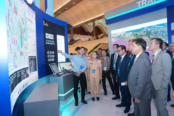 Hội nghị công bố Quy hoạch tổng thể Thủ đô Hà Nội tầm nhìn 100 năm và xúc tiến đầu tư năm 2026 đã sẵn sàng. Các thông tin, hình ảnh trực quan được cung cấp tới đại biểu dự hội nghị. Ảnh: Thành Thái