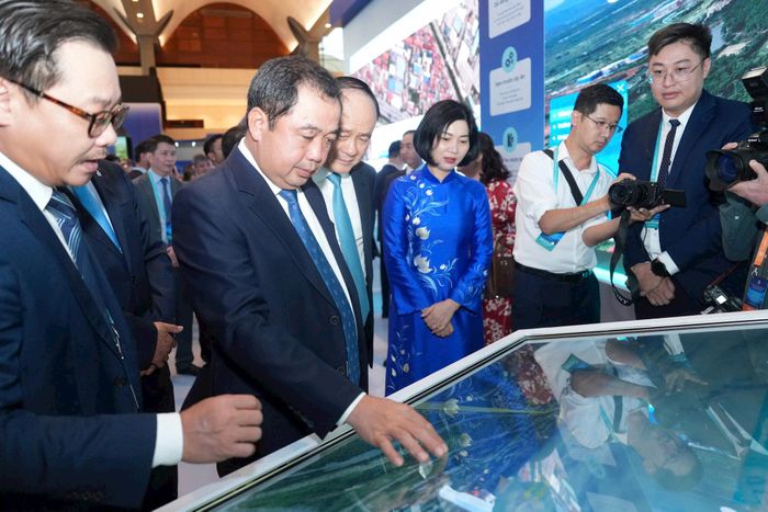 Ủy viên Bộ Chính trị, Bí thư Thành ủy, Trưởng đoàn đại biểu Quốc hội thành phố Hà Nội Trần Đức Thắng; Phó Bí thư Thành ủy, Chủ tịch HĐND thành phố Phùng Thị Hồng Hà và các đại biểu tham quan triển lãm. Ảnh: Thành - Thái - Hùng.
