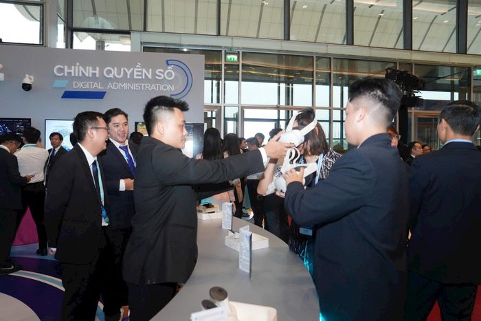Đại biểu trải nghiệm ứng dụng công nghệ số tại hội nghị. Ảnh: Thành Thái