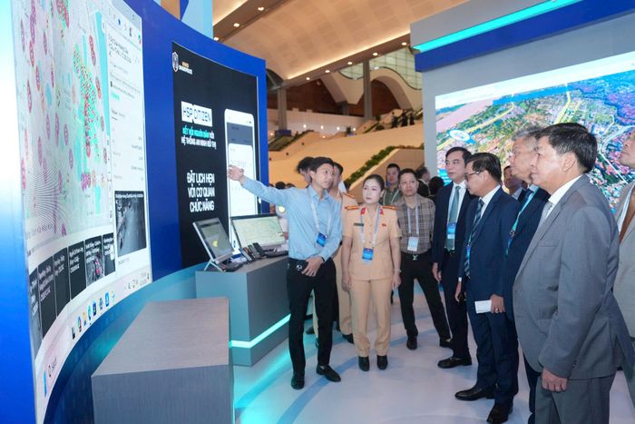 Đại biểu tham quan, trải nghiệm các hệ thống quản lý dữ liệu ứng dụng công nghệ số. Ảnh: Thành Thái