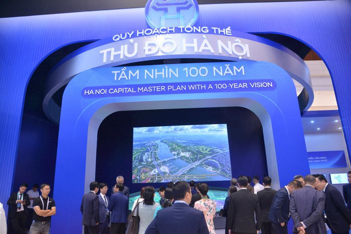 Khu trưng bày, giới thiệu Quy hoạch tổng thể Thủ đô Hà Nội tầm nhìn 100 năm được nhiều đại biểu quan tâm. Ảnh: Thành Thái