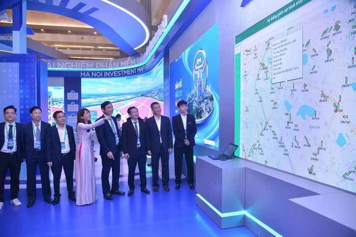 Các đại biểu trải nghiệm hệ thống quản lý dữ liệu tại không gian trưng bày. Ảnh: Thành Thái