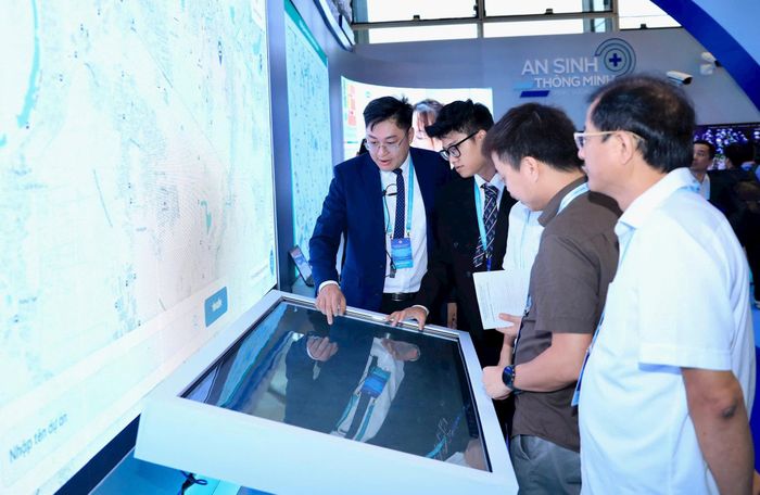 Các đại biểu tra cứu thông tin tại khu vực trưng bày. Ảnh: Thành Thái