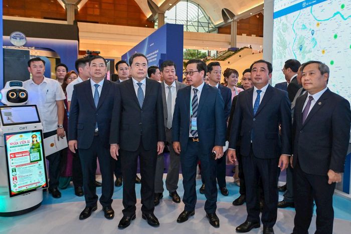 Chủ tịch Quốc hội Trần Thanh Mẫn, Bí thư Thành ủy Hà Nội Trần Đức Thắng, Chủ tịch UBND thành phố Hà Nội Vũ Đại Thắng và các đại biểu tham quan khu trưng bày tại Hội nghị. Ảnh: Thành Thái