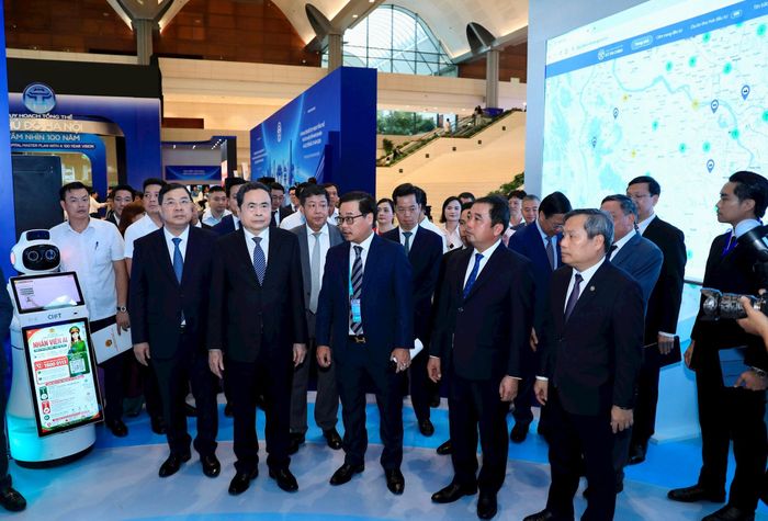 Ủy viên Bộ Chính trị, Chủ tịch Quốc hội Trần Thanh Mẫn; Ủy viên Bộ Chính trị, Phó Thủ tướng Thường trực Chính phủ Phạm Gia Túc cùng Ủy viên Bộ Chính trị, Bí thư Thành ủy, Trưởng đoàn đại biểu Quốc hội thành phố Hà Nội Trần Đức Thắng; Ủy viên Trung ương Đảng, Phó Bí thư Thành ủy, Chủ tịch UBND thành phố Hà Nội Vũ Đại Thắng và các đại biểu tham quan khu triển lãm bên lề Hội nghị. Ảnh: Thành - Thái - Hùng.