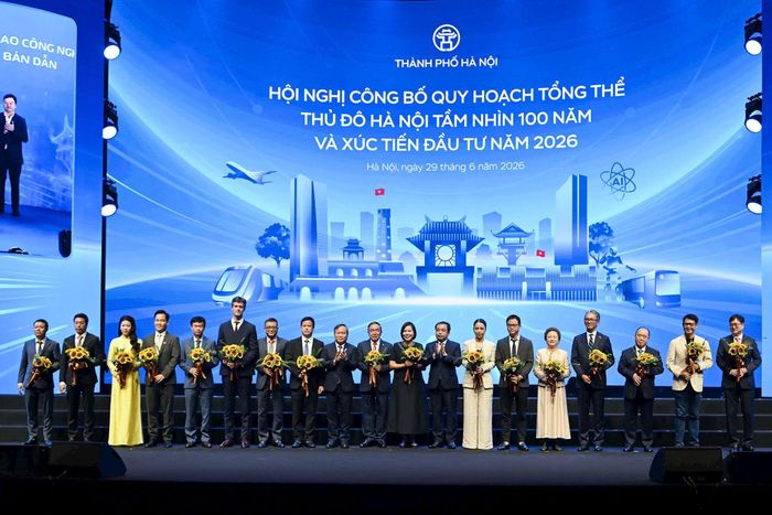 Bí thư Thành ủy Hà Nội Trần Đức Thắng và Chủ tịch UBND thành phố Hà Nội Vũ Đại Thắng tặng hoa chúc mừng đại diện lãnh đạo các doanh nghiệp, nhà đầu tư. Ảnh: Thành Thái Hùng