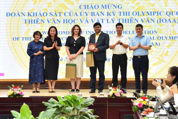 Đại diện Sở GD-ĐT Hà Nội, Đại học Phenikaa và Ủy ban Olympic thiên văn và vật lý thiên văn quốc tế chụp ảnh lưu niệm. Ảnh: Phan Anh